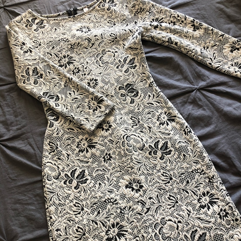 White and black floral pattern dress xsmall
